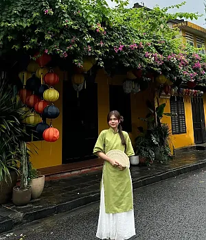 아오다이(Ao dai)의 작은 옷자락이 바람에 휘날리며, 누군가의 마음을 움직이는 그 아름다움은 결코 사라지지 않을 것입니다. instagram for tngann1602