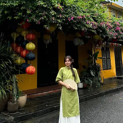 아오다이(Ao dai)의 작은 옷자락이 바람에 휘날리며, 누군가의 마음을 움직이는 그 아름다움은 결코 사라지지 않을 것입니다. instagram for tngann1602