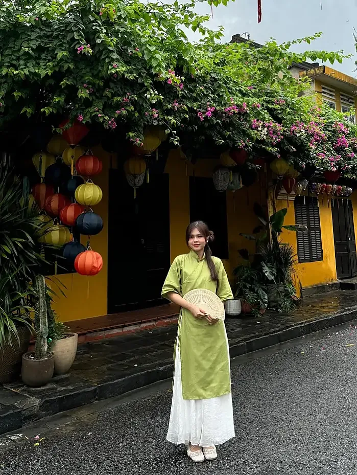 아오다이(Ao dai)의 작은 옷자락이 바람에 휘날리며, 누군가의 마음을 움직이는 그 아름다움은 결코 사라지지 않을 것입니다. instagram for tngann1602