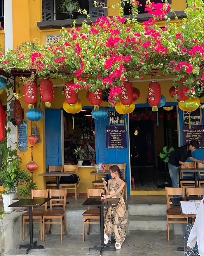 아오다이(Ao dai)의 작은 옷자락이 바람에 휘날리며, 누군가의 마음을 움직이는 그 아름다움은 결코 사라지지 않을 것입니다. instagram for tngann1602