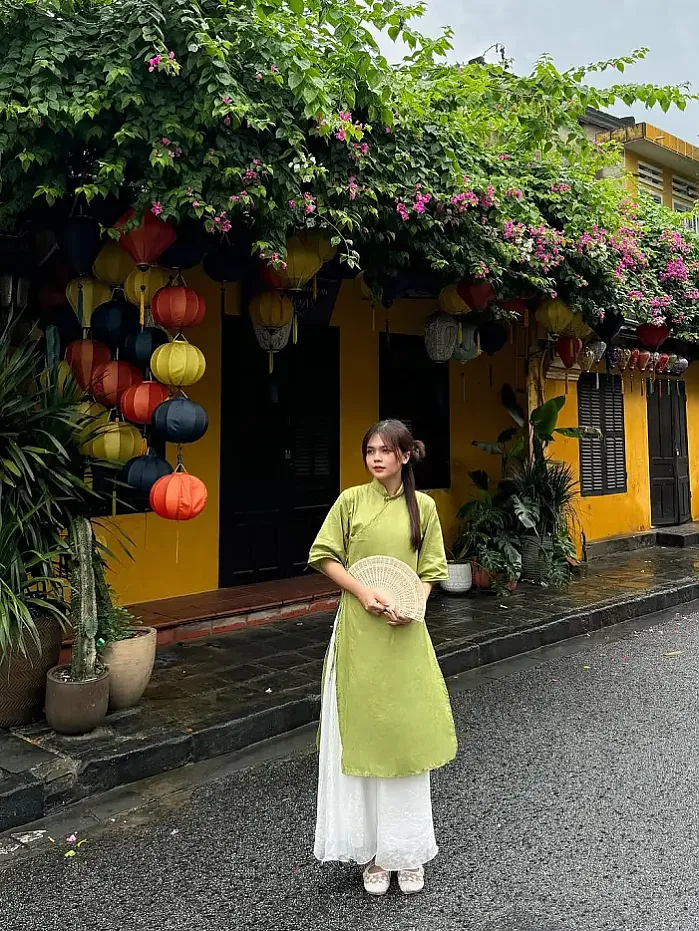 아오다이(Ao dai)의 작은 옷자락이 바람에 휘날리며, 누군가의 마음을 움직이는 그 아름다움은 결코 사라지지 않을 것입니다. instagram for tngann1602