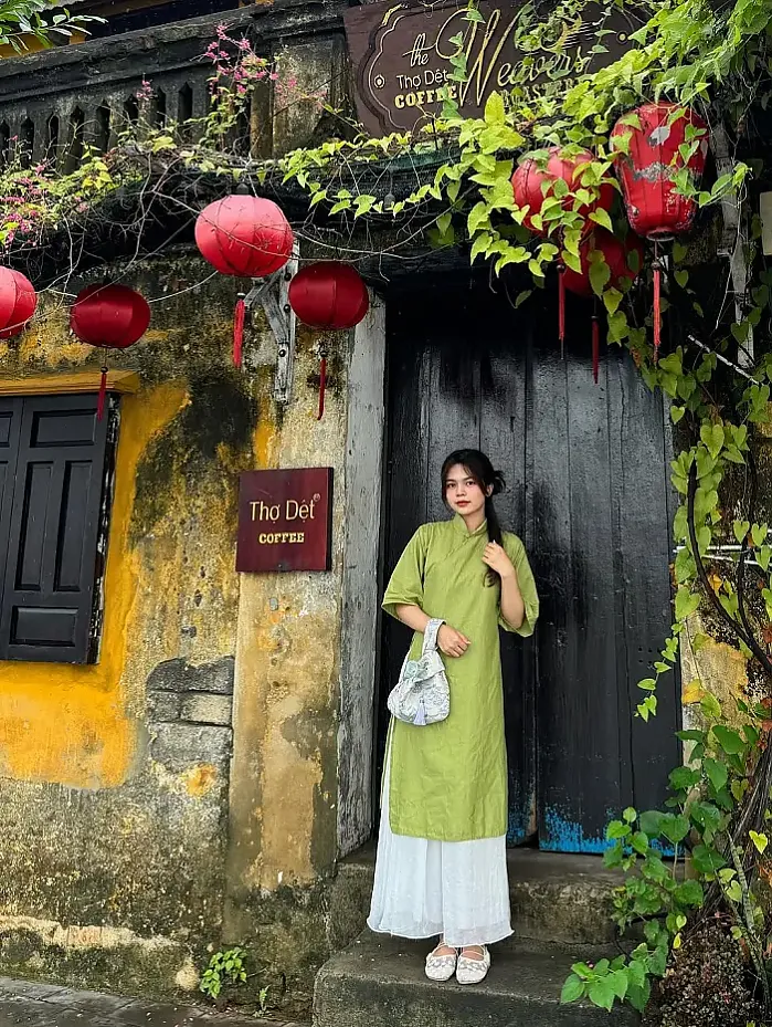 아오다이(Ao dai)의 작은 옷자락이 바람에 휘날리며, 누군가의 마음을 움직이는 그 아름다움은 결코 사라지지 않을 것입니다. instagram for tngann1602