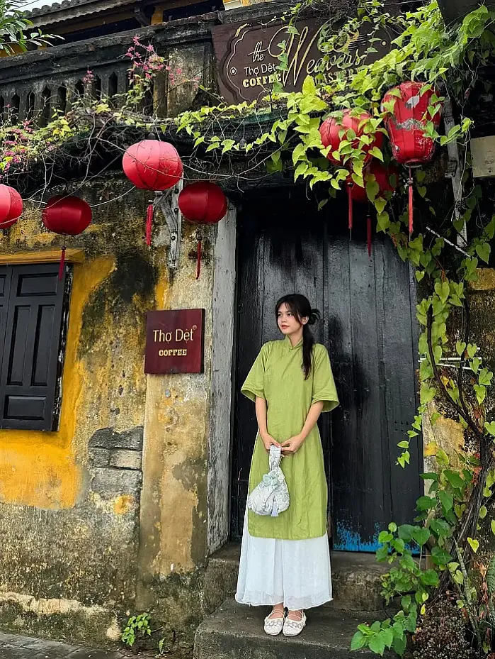 아오다이(Ao dai)의 작은 옷자락이 바람에 휘날리며, 누군가의 마음을 움직이는 그 아름다움은 결코 사라지지 않을 것입니다. instagram for tngann1602