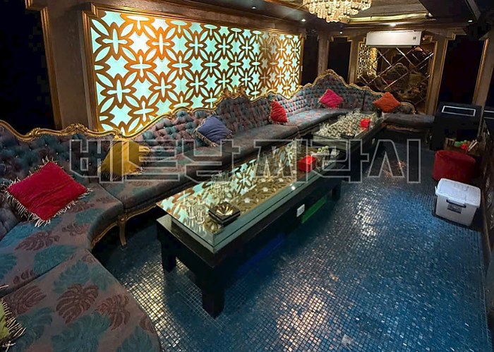 호치민 로컬 가라오케 라 로얄  3군 <LA ROYAL KARAOKE>