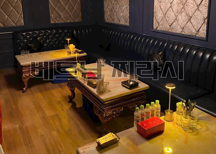 호치민 로컬 가라오케 라 로얄  3군 <LA ROYAL KARAOKE>