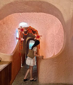 여행 중 가장 이색적이고 기억에 남는 공간인 동굴카페