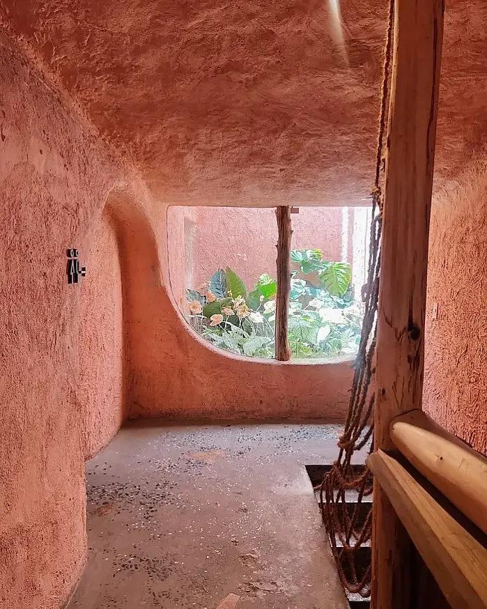 여행 중 가장 이색적이고 기억에 남는 공간인 동굴카페