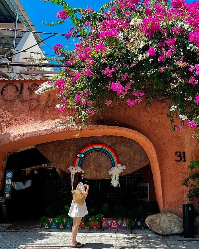 여행 중 가장 이색적이고 기억에 남는 공간인 동굴카페