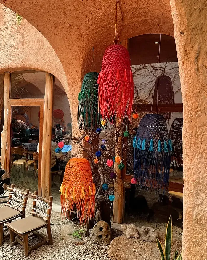 여행 중 가장 이색적이고 기억에 남는 공간인 동굴카페