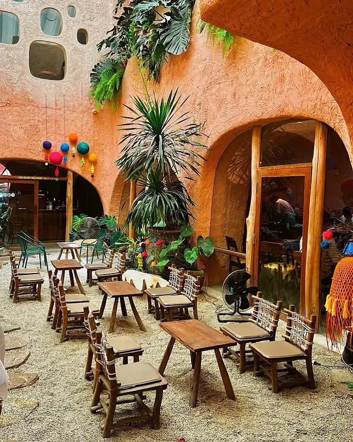 여행 중 가장 이색적이고 기억에 남는 공간인 동굴카페