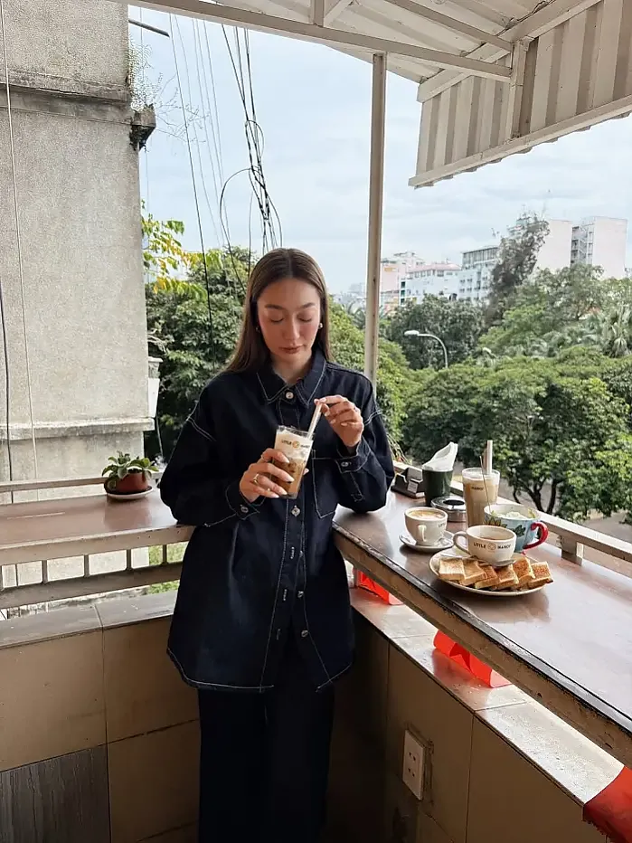 사이공 거리에서 베트남을 즐기다.