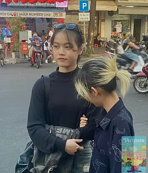 Chợ Bến Thành, Saigon 4월 4일  Tóc này là tóc xấu 이 머리는 나쁜 머리야