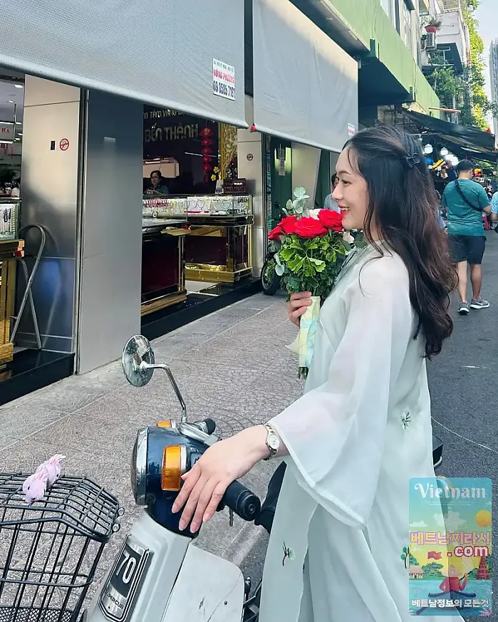 Chợ Bến Thành, Saigon 4월 4일  Tới giờ cơm rồi mà cô ba đi chợ sáng giờ chưa về