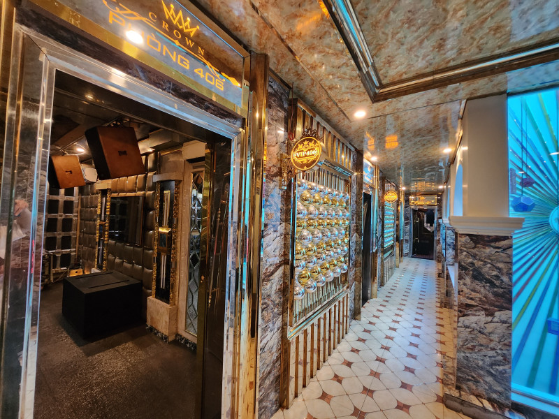 나트랑 로컬 크라운 가라오케 (CROWN Karaoke Nhatrang)