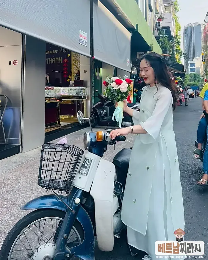 Chợ Bến Thành, Saigon 1월 18일 Tới giờ cơm rồi mà cô ba đi chợ sáng giờ chưa về