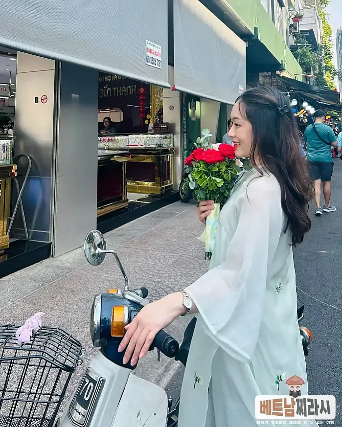 Chợ Bến Thành, Saigon 1월 18일 Tới giờ cơm rồi mà cô ba đi chợ sáng giờ chưa về