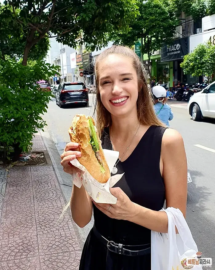 호찌민 시 1월 7일 We finally made it to the mainland of Vietnam and had CRAZY first day exploring beautiful city of Ho Chi Min, also known as Saigon.