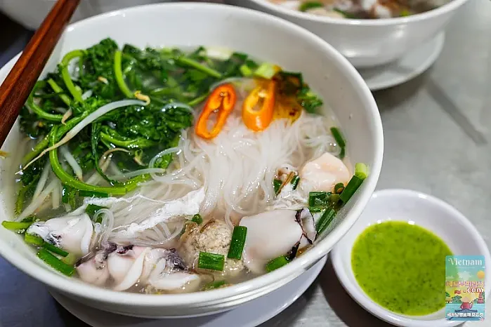 Hủ Tíu Mực Ông Già의 오징어 국수는 정말 최고입니다