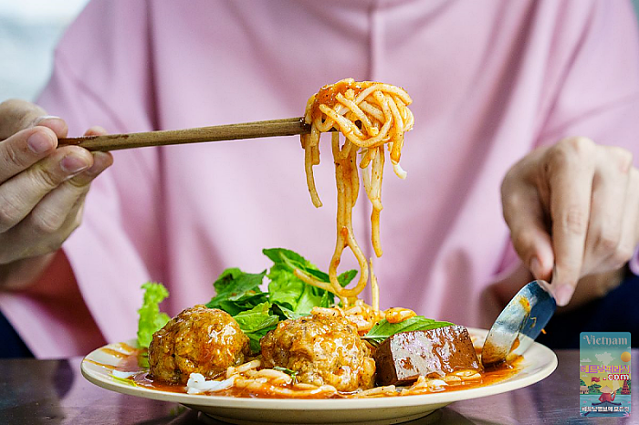 Cà Mau에서 Cô Xíu는 Bánh Tầm Cà Ri Cay를 Bình Thạnh로 가져옵니다