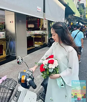 Chợ Bến Thành, Saigon 4월 4일  Tới giờ cơm rồi mà cô ba đi chợ sáng giờ chưa về