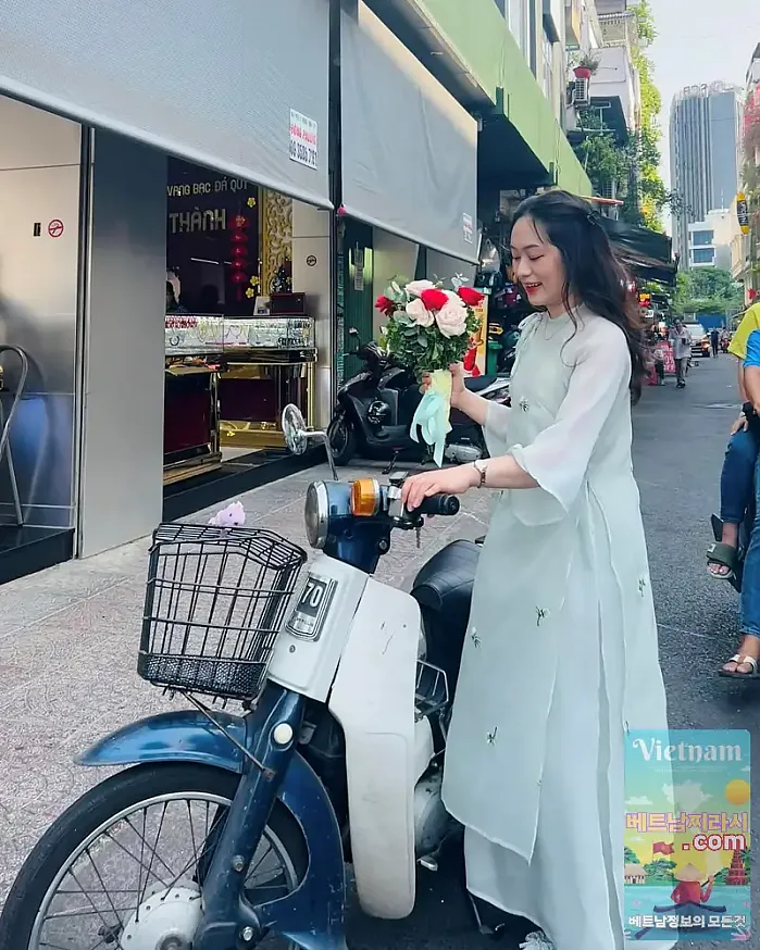 Chợ Bến Thành, Saigon 4월 4일  Tới giờ cơm rồi mà cô ba đi chợ sáng giờ chưa về