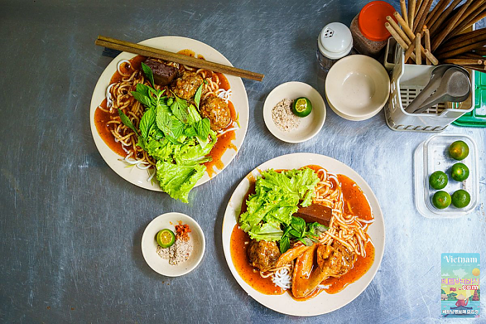 Cà Mau에서 Cô Xíu는 Bánh Tầm Cà Ri Cay를 Bình Thạnh로 가져옵니다