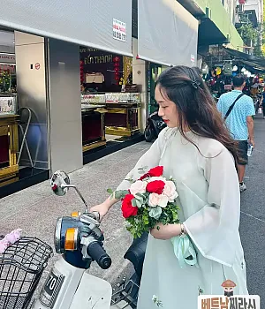 Chợ Bến Thành, Saigon 1월 18일 Tới giờ cơm rồi mà cô ba đi chợ sáng giờ chưa về