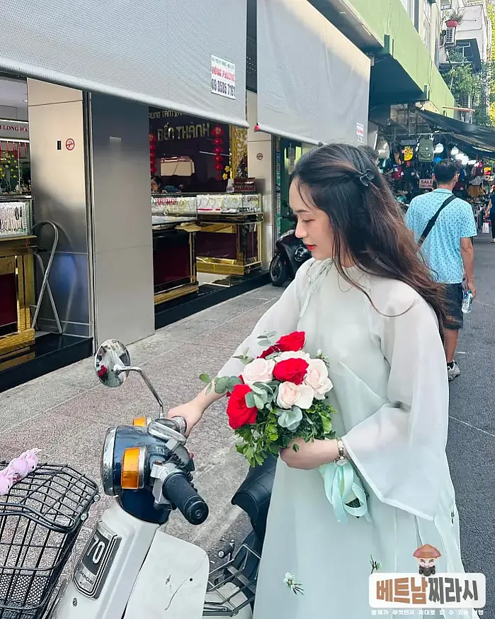 Chợ Bến Thành, Saigon 1월 18일 Tới giờ cơm rồi mà cô ba đi chợ sáng giờ chưa về