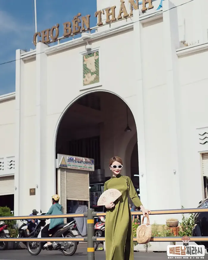 Chợ Bến Thành, Saigon 1월 1일 Bye 2023 and Hello 2024