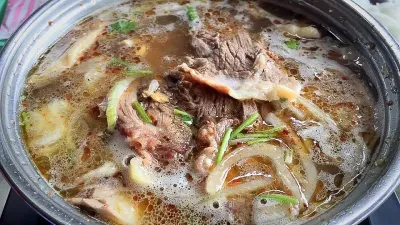 Giao Toan 쇠고기 전골 - 40년 동안 시장만큼 큰 유명 전골 레스토랑은 항상 고객으로 붐비고 있습니다