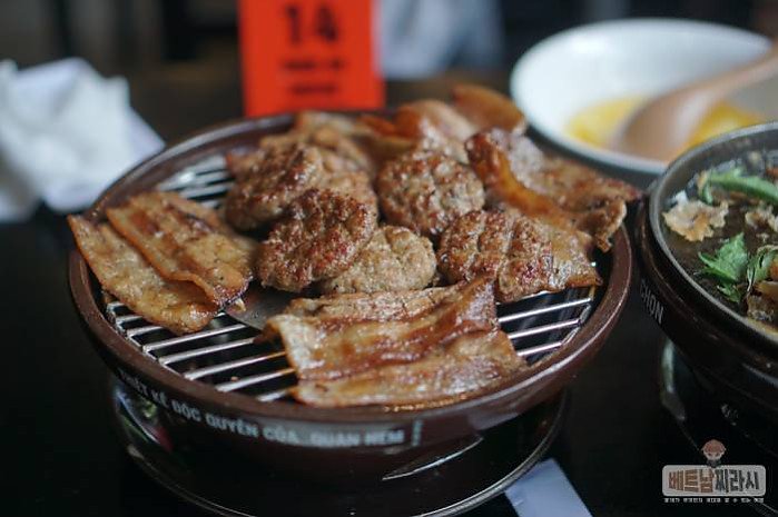 CNN에 소개된 스프링롤 & 분짜 맛집 “Quan Nem(꾸안 넴)”