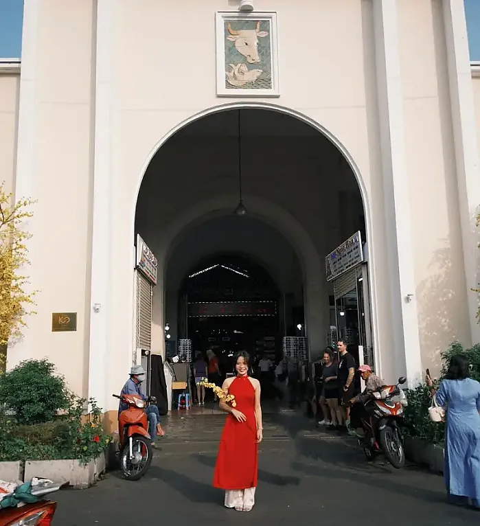 Chợ Bến Thành, Saigon 8월 17일 gio lao xao, may lao dao moi khi em cuoi