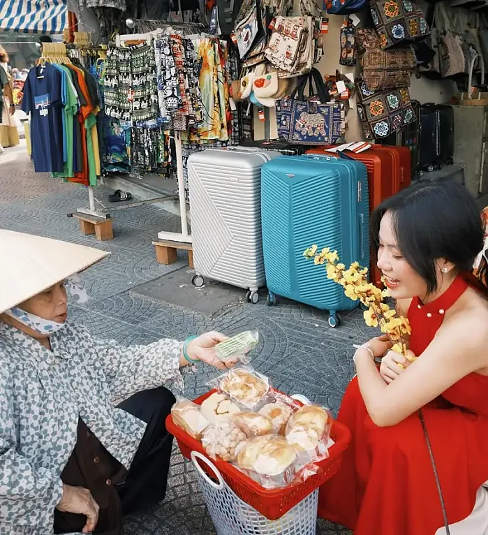 Chợ Bến Thành, Saigon 8월 17일 gio lao xao, may lao dao moi khi em cuoi