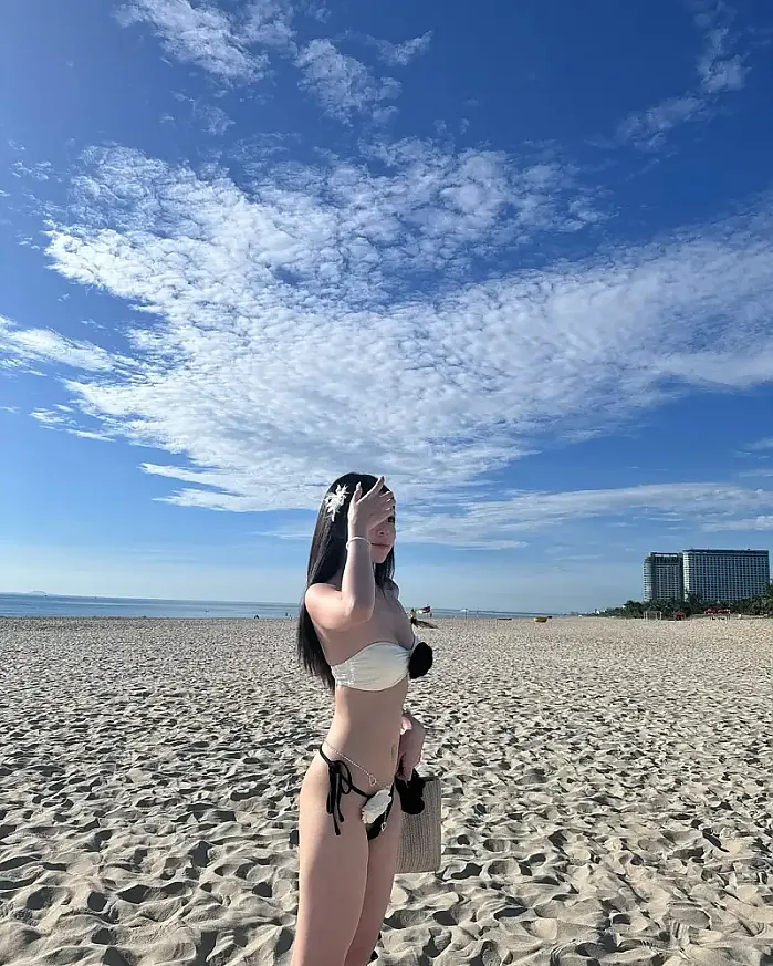 Biển Mỹ Khê - Đà Nẵng 8월 17일 Life’s better in a bikini