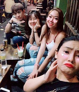 우리 자매들이 차를 마시러 떠들며 수다를 떨다 @helenng209