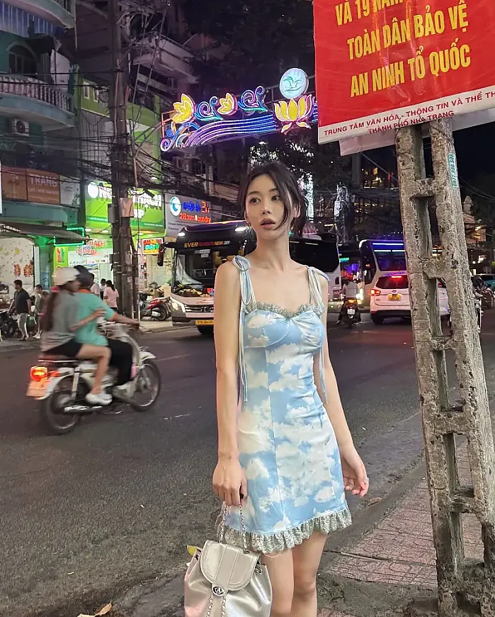 나트랑 거리에서 @_hj1114 인스타