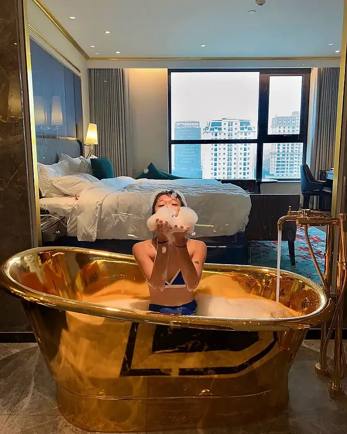 세계최초 호텔 전체가 금 @p.vely_ 인스타