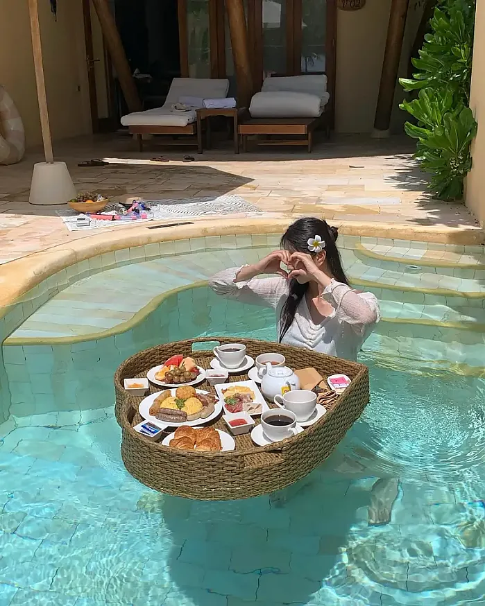 참방참방 모닝수영하면서 먹고싶던 플러팅 조식까지 공주놀이 실컷해따 @j.oneee