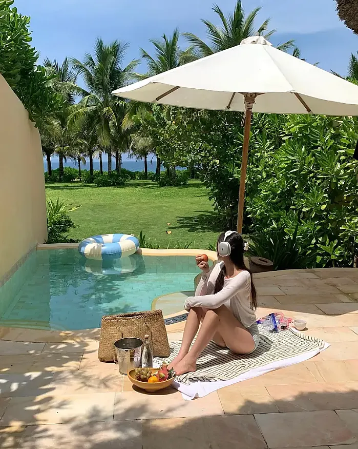 참방참방 모닝수영하면서 먹고싶던 플러팅 조식까지 공주놀이 실컷해따 @j.oneee