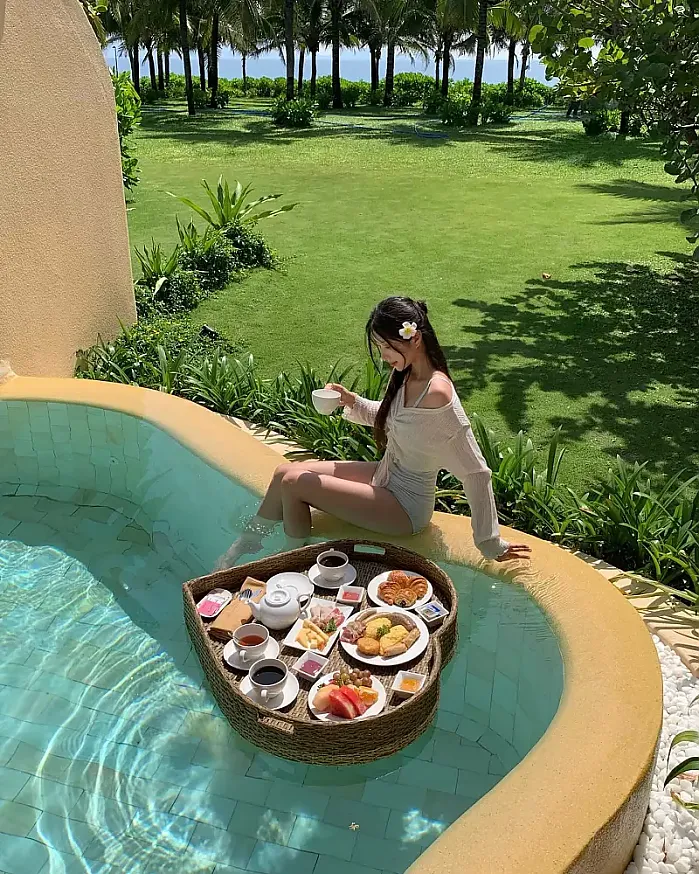 참방참방 모닝수영하면서 먹고싶던 플러팅 조식까지 공주놀이 실컷해따 @j.oneee