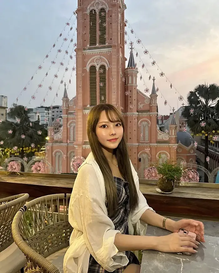 언니가 베트남에서 만났는데 풀메이크업 받아서 너무 행복해 @ay528_