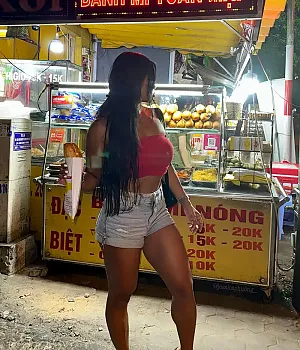 그냥 베트남 소녀와 그녀의 늦은 밤 반 미 @jessicaphuong_