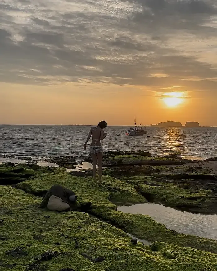 바다로 가는 것은 내가 아니라, 바다로 가는 나의 한 걸음을 지켜보는 것이다 instagram for quye.ndg_