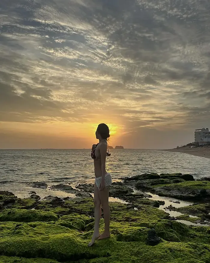 바다로 가는 것은 내가 아니라, 바다로 가는 나의 한 걸음을 지켜보는 것이다 instagram for quye.ndg_