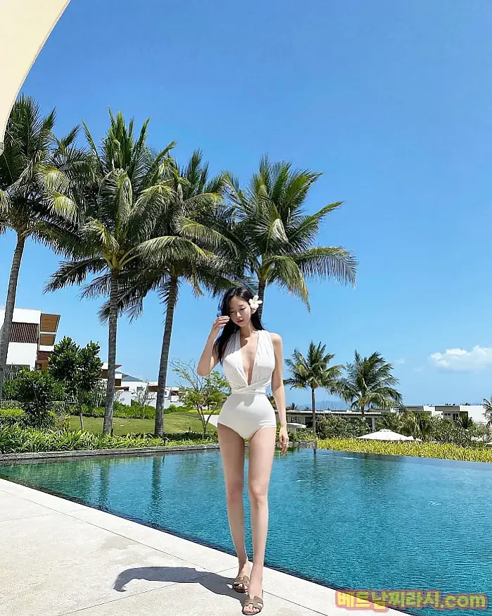 Nha Trang Beach 2월 18일 수영장 물빛과 하늘빛